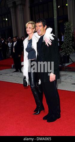 May 19, 2002 - Los Angeles, CALIFORNIA, USA - MELANIE GRIFFITH AND HUSBAND ANTONIO BANDERAS..2002 ALMA AWARDS ARRIVALS.(AMERICAN LATINO MEDIA ARTS AWARDS).SHRINE AUDITORIUM, LOS ANGELES, CA.MAY 18, 2002. NINA PROMMER/   2002 K25030NP(Credit Image: © Globe Photos/ZUMAPRESS.com) Stock Photo