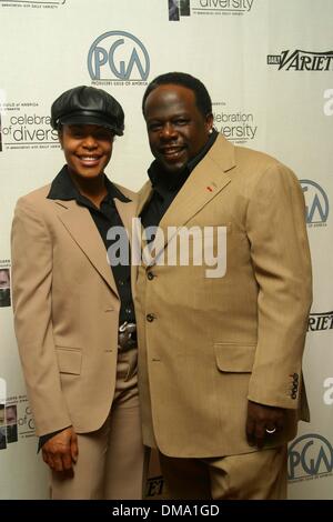 Oct. 28, 2002 - Beverly Hills, CALIFORNIA, USA - CEDRIC THE ENTERTAINER AND WIFE LORNA ..CELEBRATION OF DIVERSITY.HELD BY THE PRODUCERS GUILD OF AMERICA.REGENT BEVERLY WILSHIRE HOTEL, BEVERLY HILLS, CA.OCTOBER 28, 2002. NINA PROMMER/   2002.26947NP(Credit Image: © Globe Photos/ZUMAPRESS.com) Stock Photo