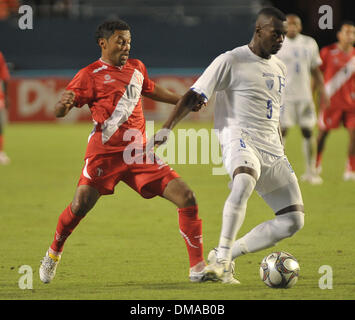 Nov 18, 2009 - Miami, Florida, USA - Peruvian team captain ROBERTO PALACIOS (L) fights for the ball with Honduran player ERICK NORALES (R) during a friendship match November 18, 2009 in Miami, FLorida. Peru defeated Honduras 2-1. (Credit Image: © Gaston De Cardenas/ZUMA Press) Stock Photo