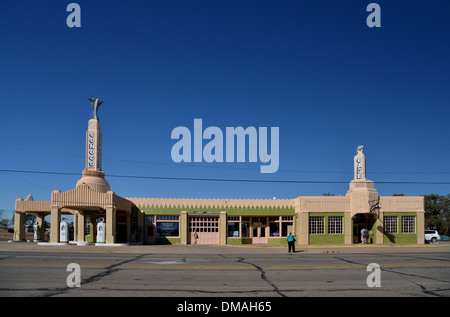 U Drop Inn, Shamrock Texas. Route 66 Art Deco Icon Conoco Tower and U Drop Cafe Stock Photo