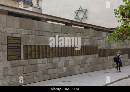 THE SHOAH MEMORIAL IS A MUSEUM DEVOTED TO THE HOLOCAUST AND THE GENOCIDE OF THE SECOND WORLD WAR, THE WALL OF THE RIGHTEOUS HONOURS THE MEN AND WOMEN WHO PROTECTED AND SAVED THE JEWS OF FRANCE DURING WWII, 4TH ARRONDISSEMENT, PARIS (75), ILE-DE-FRANCE, FR Stock Photo