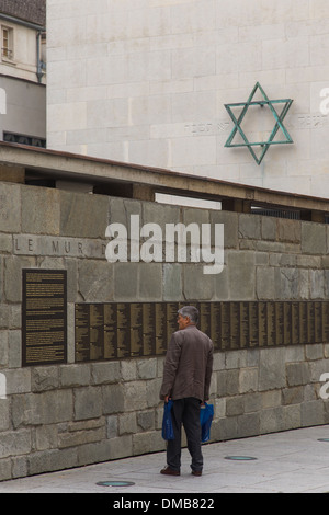 THE SHOAH MEMORIAL IS A MUSEUM DEVOTED TO THE HOLOCAUST AND THE GENOCIDE OF THE SECOND WORLD WAR, THE WALL OF THE RIGHTEOUS HONOURS THE MEN AND WOMEN WHO PROTECTED AND SAVED THE JEWS OF FRANCE DURING WWII, 4TH ARRONDISSEMENT, PARIS (75), ILE-DE-FRANCE, FR Stock Photo