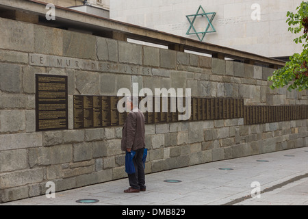 THE SHOAH MEMORIAL IS A MUSEUM DEVOTED TO THE HOLOCAUST AND THE GENOCIDE OF THE SECOND WORLD WAR, THE WALL OF THE RIGHTEOUS HONOURS THE MEN AND WOMEN WHO PROTECTED AND SAVED THE JEWS OF FRANCE DURING WWII, 4TH ARRONDISSEMENT, PARIS (75), ILE-DE-FRANCE, FR Stock Photo