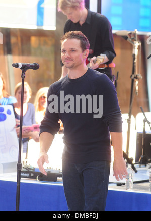 Jeff Timmons Drew Lachey Nick Lachey and Justin Jeffre 98 Degrees re-unite  to perform live at Rockefeller Plaza as part of Stock Photo - Alamy