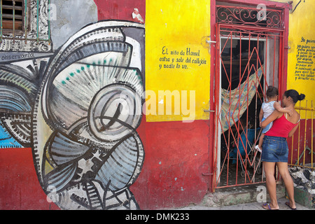 PAINTED WALLS IN THE CITY, LA SANTERIA PAINTINGS (CUBAN SYNCRETISM, AFRO-CARIBBEAN CULTURE), PICTORIAL WORKS BY SALVADOR GONZALEZ ESCALONA, CALLEJON DE HAMEL, HAVANA, CUBA, THE CARIBBEAN Stock Photo