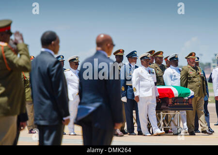 pretoria-south-africa-sandf-officials-carry-nelson-mandela-s-coffin