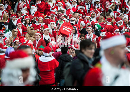 London, UK. 14th December, 2013.  Hundreds of Santas gather on the steps of St Pauls Cathedral before they march off to meet up with groups of other Santas to celebrate the annual Santacon.  Photographer: Gordon Scammell/Alamy Live News Stock Photo