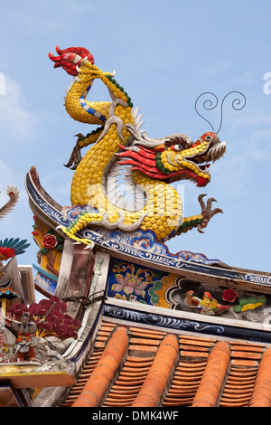 DRAGON ON THE ROOF OF THE BUDDHIST TEMPLE HONG SANG SEE TEMPLE, ROBERTSON QUAY NEIGHBORHOOD, SINGAPORE Stock Photo
