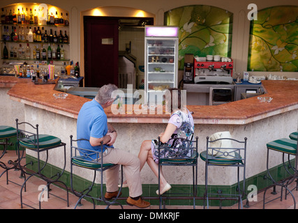 A couple drinking at a bar, Havana Cuba Caribbean Stock Photo