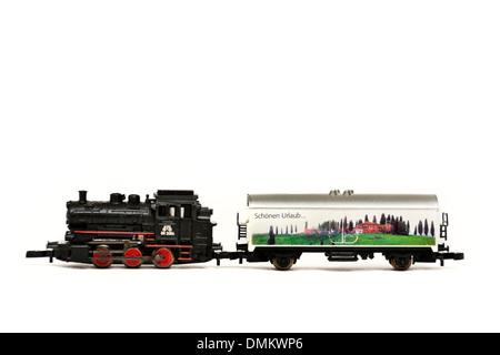 Marklin Z-scale mini-club 81521 Deutsche Bahn Class 89 tank locomotive and refrigerator car (Vacation Starter Set) Stock Photo