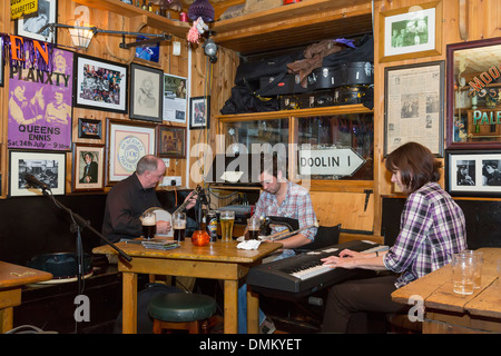 Musicians playing folk music in McGann's bar, Doolin, Co. Clare, Ireland Stock Photo