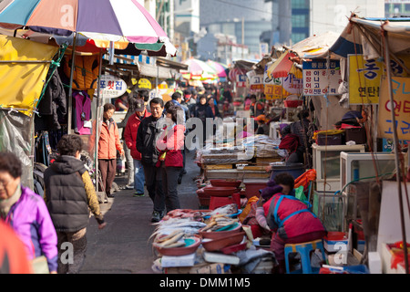 Vendors and shoppers at Jagalchi shijang (traditional outdoor market ...