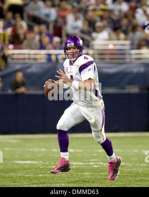 Oct 11, 2009 - St Louis, Missouri, USA - NFL Football - Vikings quarterback BRETT FAVRE (4) in action in the game between the St Louis Rams and the Minnesota Vikings at the Edward Jones Dome.  The Vikings defeated the Rams 38 to 10. (Credit Image: © Mike Granse/ZUMA Press) Stock Photo