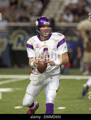 Oct 11, 2009 - St Louis, Missouri, USA - NFL Football - Vikings quarterback BRETT FAVRE (4) in action in the game between the St Louis Rams and the Minnesota Vikings at the Edward Jones Dome.  The Vikings defeated the Rams 38 to 10.   (Credit Image: © Mike Granse/ZUMA Press) Stock Photo