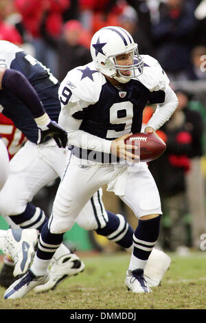 Dallas Cowboys quarterback Tony Romo (9) calls out the play during the  Cowboy's 26-20 victory over the Chiefs at Arrowhead Stadium. (Credit Image:  © Jacob Paulsen/Southcreek Global/ZUMApress.com Stock Photo - Alamy