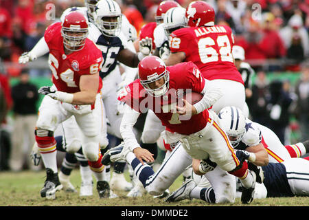 11 October 2009:  Kansas City Chiefs quarterback Matt Cassel (7) is brought down by Dallas Cowboys linebacker Keith Brooking (51) during the Cowboy's 26-20 victory over the Chiefs at Arrowhead Stadium. (Credit Image: © Southcreek Global/ZUMApress.com) Stock Photo