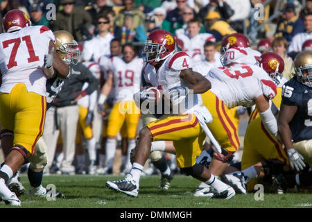 17 October 2009:  USC Trojans Joe McKnight (4) runs the football during the NCAA college football game between the USC Trojans and the Notre Dame Fighting Irish at Notre Dame Stadium in Notre Dame, Indiana.  The Trojans beat the Fighting Irish 34-27..Mandatory Credit: Frank Jansky / Southcreek Global  (Credit Image: © Southcreek Global/ZUMApress.com) Stock Photo