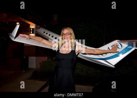 Nov 06, 2009 - Delray Beach, Florida, United States - ELISABETH SHUE relaxes on the Gulfstream model as she enters the Boca Raton Resort & Club for the 20th Annual Pro-Celebrity Gala during the Chris Evert/Raymond James Pro-Celebrity Tennis Classic. (Credit Image: © Susan Mullane/ZUMA Press) Stock Photo