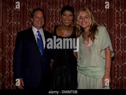 Nov 06, 2009 - Delray Beach, Florida, United States - JOHN LOVITZ, NATALIE COLE and SOFIA ELIDRISSI after Cole's performance at the Boca Raton Resort & Club for the 20th Annual Pro-Celebrity Gala during the Chris Evert/Raymond James Pro-Celebrity Tennis Classic. (Credit Image: © Susan Mullane/ZUMA Press) Stock Photo