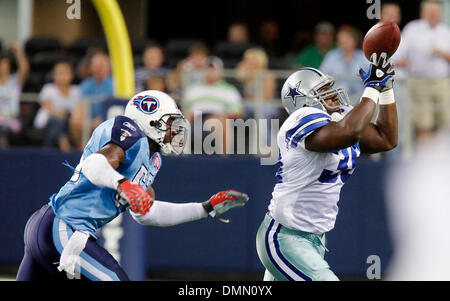 Dallas Cowboys fullback Julius Crosslin, left, and Tennessee Titans  defensive end Jevon Kearse (90) during a preseason NFL football game,  Friday, Aug. 21, 2009, in Arlington, Texas. (AP Photo/Tony Gutierrez Stock  Photo - Alamy