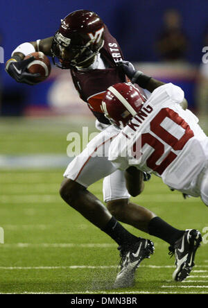 Sep 05, 2009 - Atlanta, Georgia, USA - NCAA Football - Virginia Tech's DYRELL ROBERTS, left, fights off Alabama's TYRONE KING (20) during the first half of the schools' game in the Georgia Dome (Credit Image: © Josh D. Weiss/ZUMA Press) Stock Photo