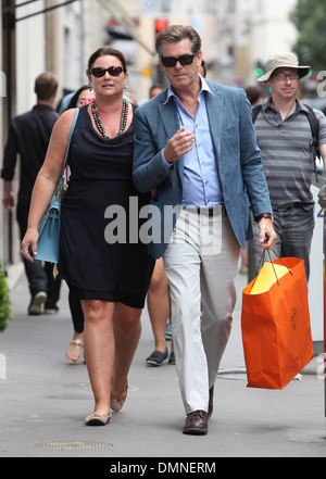 Pierce Brosnan and his wife Keely Shaye Smith take a romantic shopping trip together in Paris Featuring: Pierce Brosnan and his Stock Photo