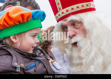 Netherlands, Loosdrecht, Saint Nicholas eve on 5 December. Sinterklaas greeting child Stock Photo