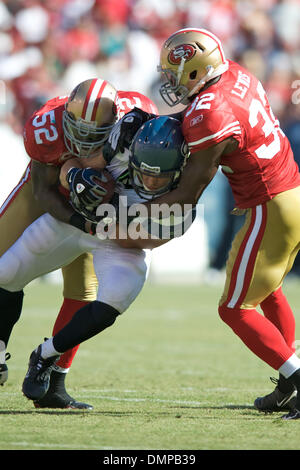 Photo: Kansas City Chiefs cornerback Travis Daniels (R) knocks away a pass  intended for Seattle Seahawks' tight end John Carlson in Seattle. -  SEA2010112803 