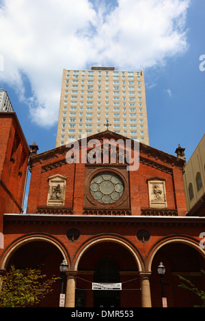 St Paul's Protestant Episcopal church / Old St. Paul's Church and Embassy Suites Baltimore Downtown hotel, Baltimore, Maryland, USA Stock Photo