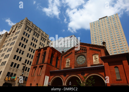 St Paul's Protestant Episcopal church / Old St. Paul's Church, Embassy Suites Baltimore Downtown hotel on right, Baltimore, Maryland, USA Stock Photo