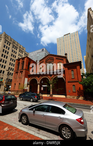 St Paul's Protestant Episcopal church / Old St. Paul's Church, Embassy Suites Baltimore Downtown hotel centre right, Baltimore, Maryland, USA Stock Photo