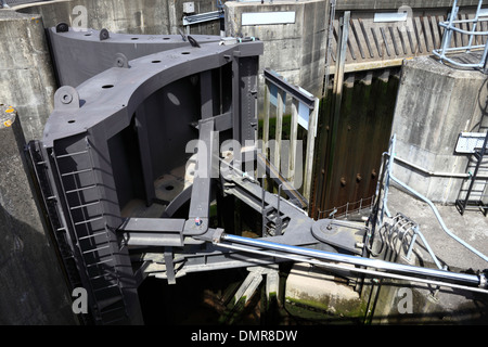 Close up detail of hydraulic arm mechanism on lack gate, Cardiff Bay Barrage , Wales, United Kingdom Stock Photo