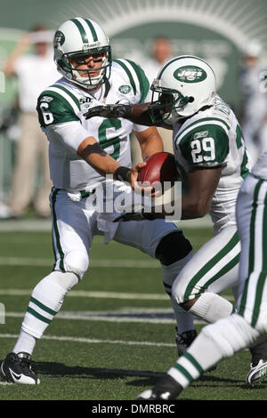 New york jets defensive lineman hi-res stock photography and images - Alamy