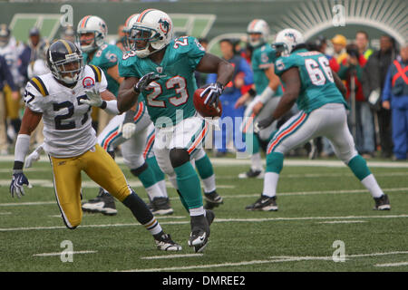 Miami Dolphins running back Ronnie Brown runs the wildcat offense against  the New York Jets at Landshark stadium in Miami on October 12, 2009. The  Dolphins defeated the Jets 31-27. UPI/Michael Bush