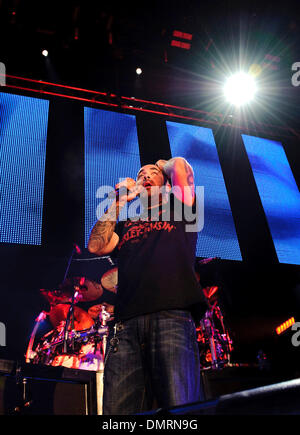 ENT: SEPT 22 Staind lead vocalist Aaron Lewis during their concert in ...