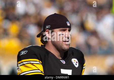 Ben Roethlisberger warms up prior to the game against the Miami Dolphins at  Sun Life Stadium in Miami on October 24, 2010 Stock Photo - Alamy