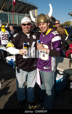 Two fans of the Pittsburgh Steelers and Minnesota Vikings tailgate outside  of Heinz field in Pittsburgh PA. Later in the day Pittsburgh won the game  27-17. (Credit Image: © Mark Konezny/Southcreek Global/ZUMApress.com Stock  Photo - Alamy