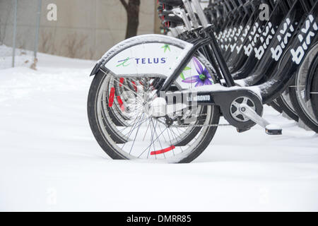 Toronto, Canada. 15th December 2013. Toronto gets hit by a wallop of snow Credit:  Nisarg Photography/Alamy Live News Stock Photo