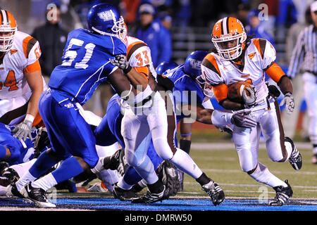 Bowling Green running back Willie Geter (1) follows the lead block near mid-field in the second quarter of the Falcons game against Buffalo. Buffalo lost the game to Bowling Green 30-29 Tuesday night at UB Stadium in Buffalo, NY. (Credit Image: © Michael Johnson/Southcreek Global/ZUMApress.com) Stock Photo