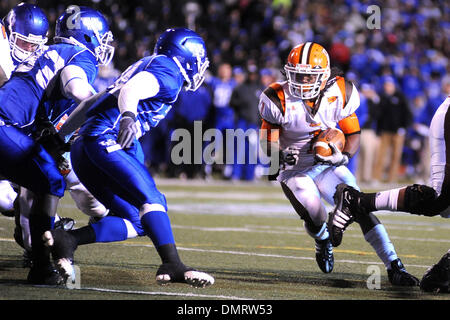 Bowling Green running back Willie Geter (1) hits the hole in the red zone as Buffalo linebacker Justin Winters (34) fills the gap in the second quarter. Buffalo lost the game to Bowling Green 30-29 Tuesday night at UB Stadium in Buffalo, NY. (Credit Image: © Michael Johnson/Southcreek Global/ZUMApress.com) Stock Photo