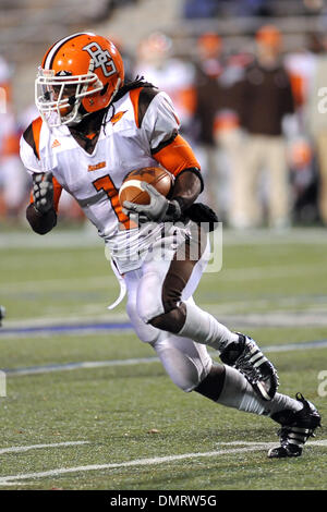 Bowling Green running back Willie Geter (1) carries the ball upfield in the third quarter against Buffalo. Buffalo lost the game to Bowling Green 30-29 Tuesday night at UB Stadium in Buffalo, NY. (Credit Image: © Michael Johnson/Southcreek Global/ZUMApress.com) Stock Photo