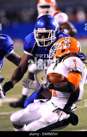 Bowling Green running back Willie Geter (1) tries to spin away from Buffalo defensive lineman Steven Means (40) in the third quarter. Buffalo lost the game to Bowling Green 30-29 Tuesday night at UB Stadium in Buffalo, NY. (Credit Image: © Michael Johnson/Southcreek Global/ZUMApress.com) Stock Photo