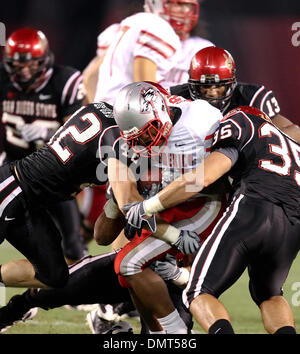 New Mexico Lobo Kasey Carrier (21) tries to beat San Diego State