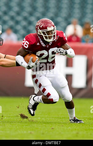 Temple Owls running back Joe Jones (26) running with the ball during the NCAA football game between the Ball State Cardinals and the Temple Owls at Lincoln Financial Field in Philadelphia, Pennsylvania.  The Temple Owls beat the Cardinals, 24-19. (Credit Image: © Joe Nicola/Southcreek Global/ZUMApress.com) Stock Photo