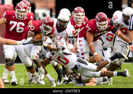 Temple Owls running back Bernard Pierce (30) running with the ball past the Ball State Cardinals defenders during the NCAA football game between the Ball State Cardinals and the Temple Owls at Lincoln Financial Field in Philadelphia, Pennsylvania.  The Temple Owls beat the Cardinals, 24-19. (Credit Image: © Joe Nicola/Southcreek Global/ZUMApress.com) Stock Photo