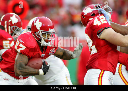 October 18, 2009: Kansas City Chiefs at Washington Redskins..FedExField  Stadium..Kansas City Chiefs running back Larry Johnson (27) in game action  during the NFL game between the Kansas City Chiefs and Washington  Redskins..The