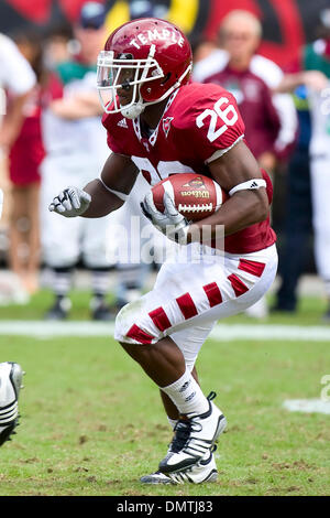 Temple Owls running back Joe Jones (26) returning the kick off during the NCAA football game between the Buffalo Bulls and the Temple Owls at Lincoln Financial Field in Philadelphia, Pennsylvania.  The Temple Owls beat the Buffalo Bulls, 37-13. (Credit Image: © Chris Szagola/Southcreek Global/ZUMApress.com) Stock Photo