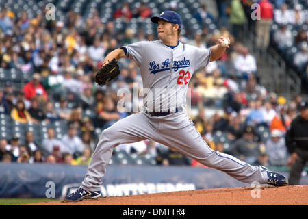 Clayton Kershaw 2009 Pitching Action Sports Photo - Item