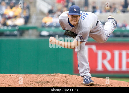 Clayton Kershaw 2009 Pitching Action Sports Photo - Item