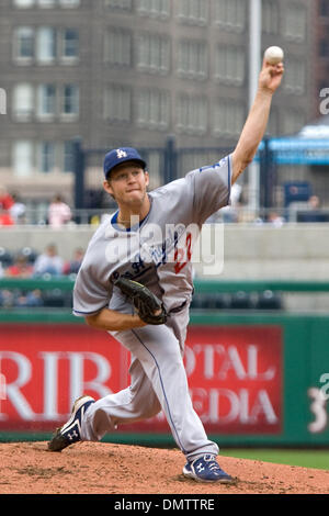 Clayton Kershaw 2009 Pitching Action Sports Photo - Item